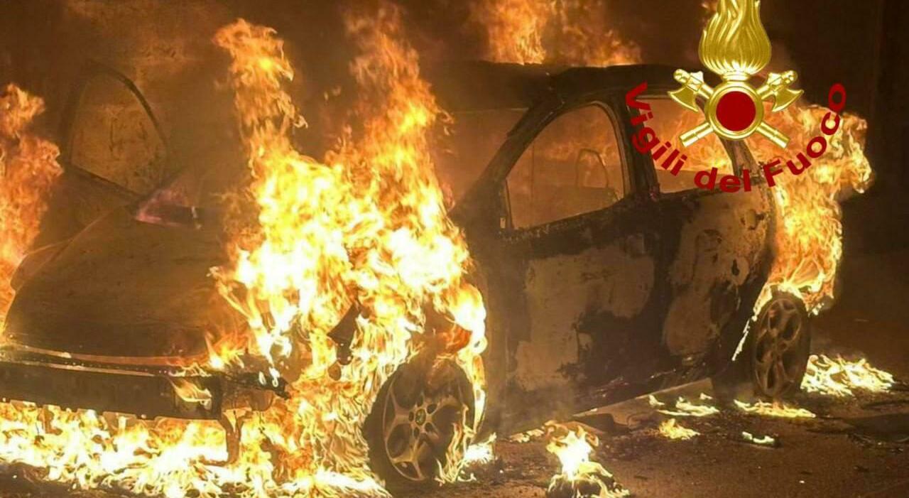 Notte di incendi a Lecce: bruciata l