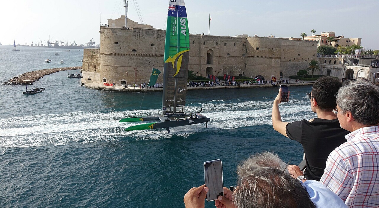 GP de vela en Taranto, el espectáculo de los hidroaviones entusiasma a aficionados y espectadores