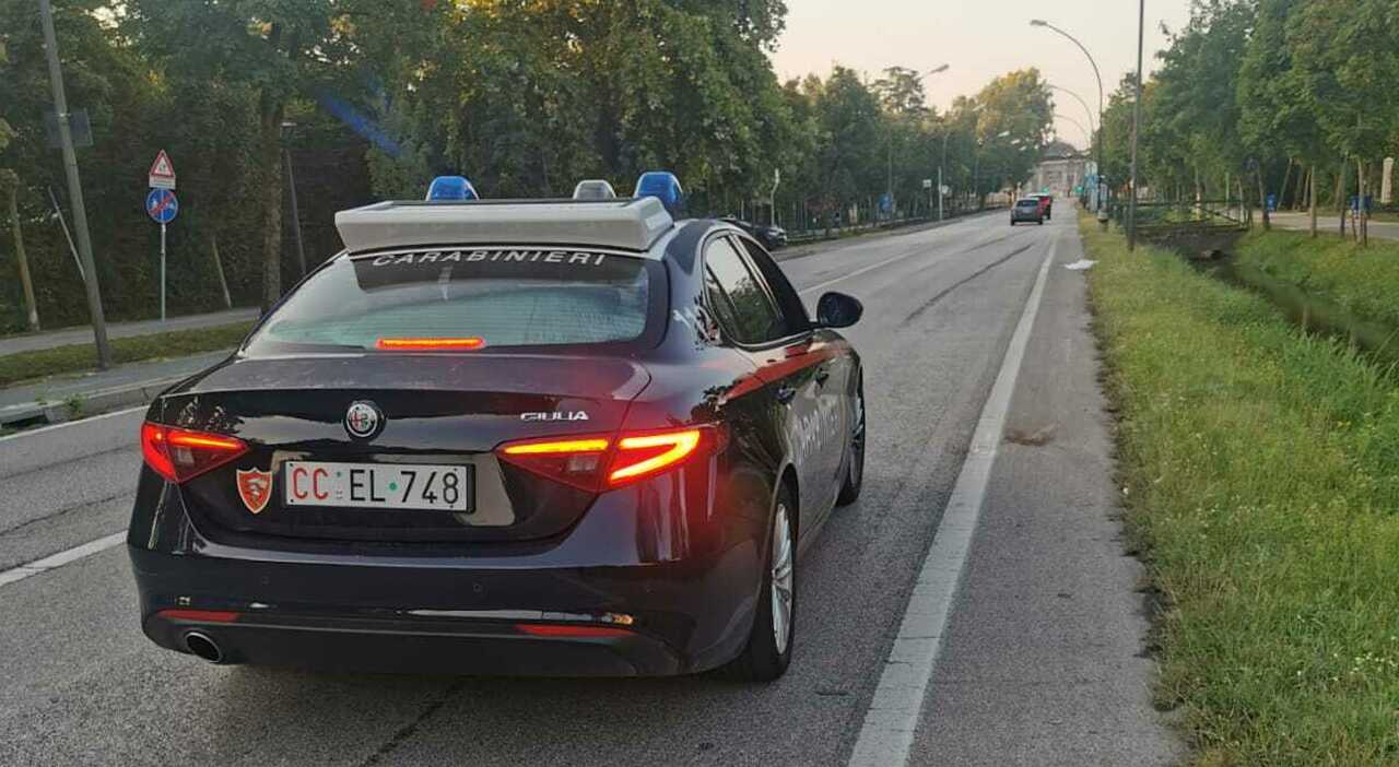 Travolge e uccide un ciclista di 27 anni a pochi passi dal centro, poi scappa con l