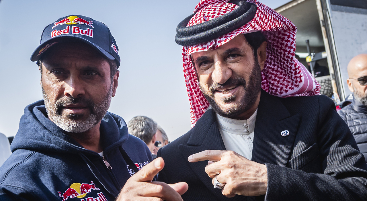 Nasser Al-Attiyah, il principe del Qatar già bronzo nello skeet alle Olimpiadi di Londra, che ha guidato il pick-up Hilux della Toyota Gazoo Racing alla seconda vittoria consecutiva con il presidente della FIA Mohammed bin Sulayem