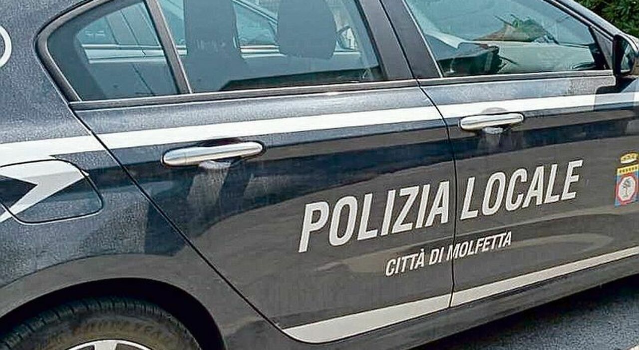 Molfetta, offese e minacce di morte ai vigili poi li investono con l?auto: arrestati