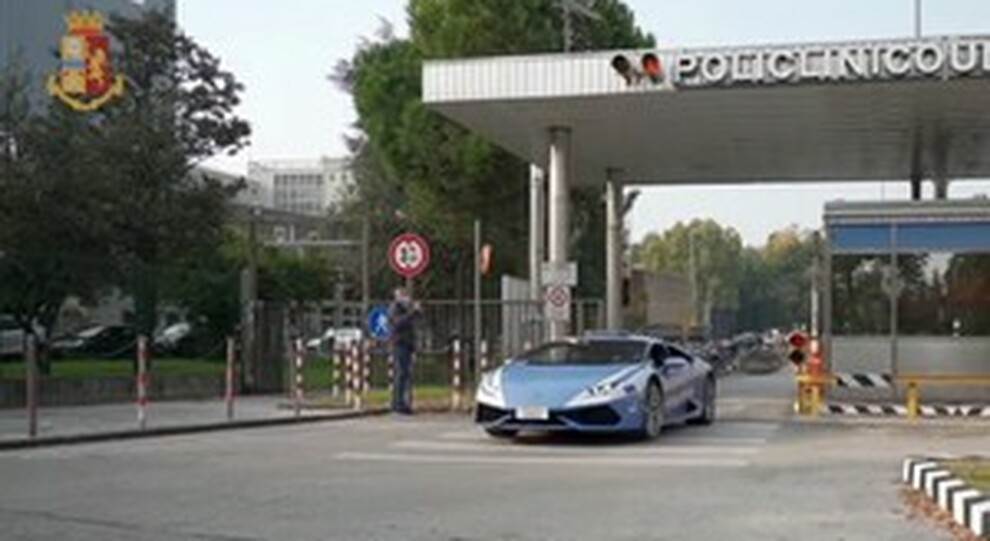 La Lamborghini Uracan esce dall'ospedale dopo aver portato il rene in tempo per il trapianto