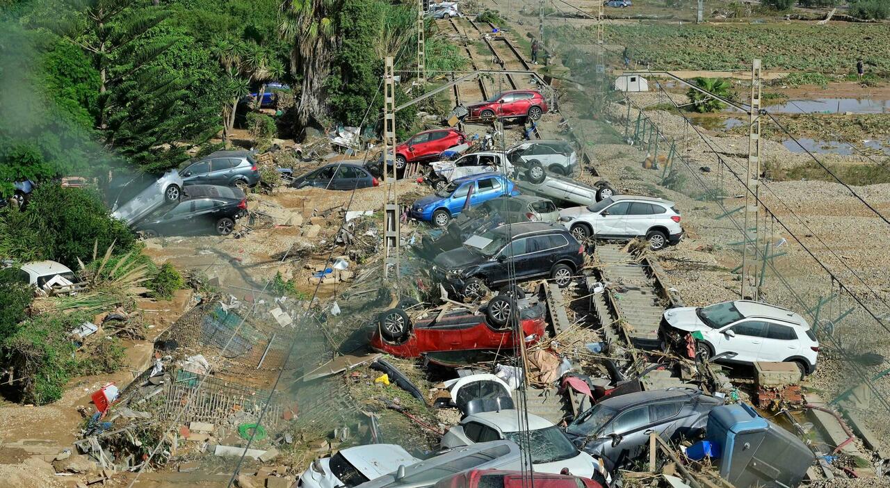 Alluvione In Spagna | Centinaia Di Auto Bloccate Ci Sono I Morti Dentro ...