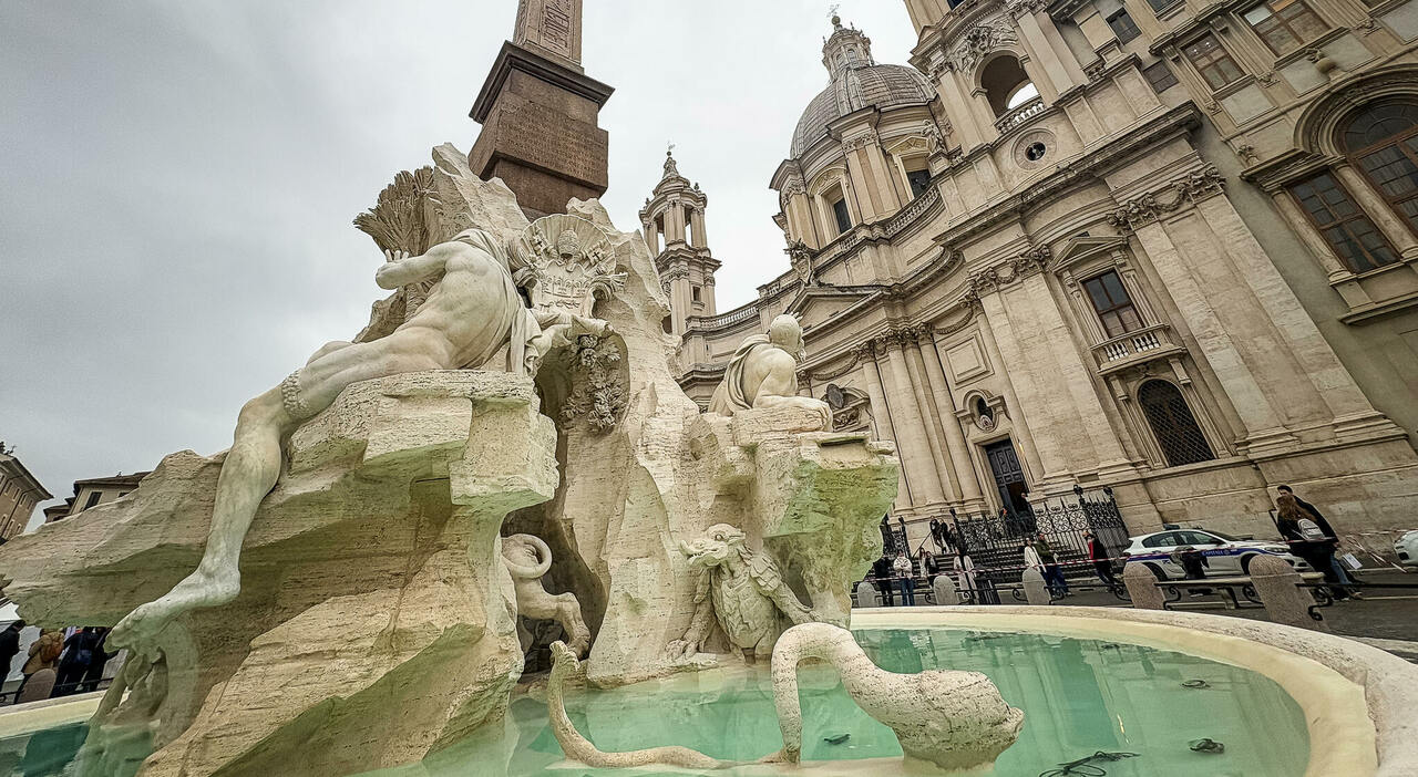 La fontana dei Quattro Fiumi illumina piazza Navona