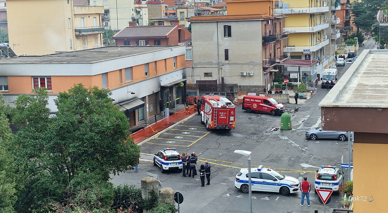 Roma, evacuazione di appartamenti, posta e negozi durante operazioni antincendio in via Carlentini