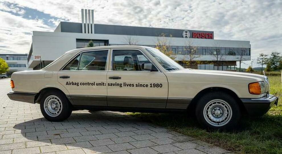 Il primo sistema airbag entrato in produzione nel dicembre 1980 e introdotto sul mercato nella Mercedes Classe S