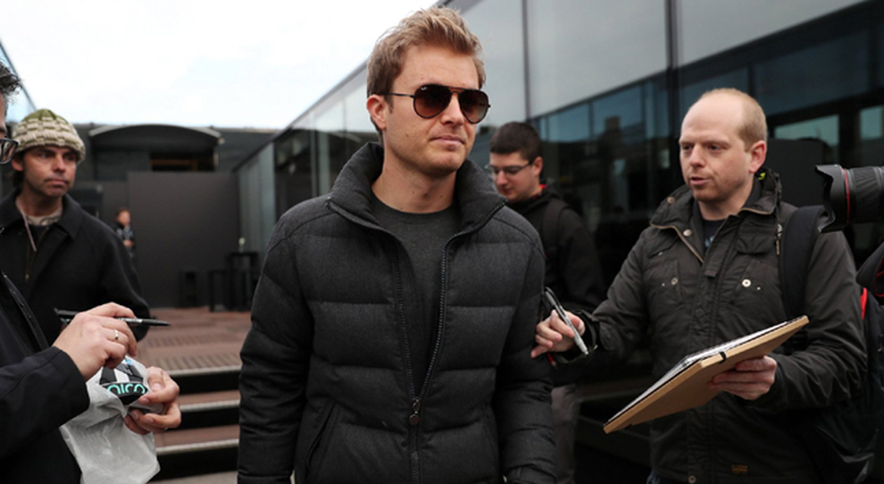 Il campione del mondo Nico Rosberg ai box del circuito di Barcellona questa mattina