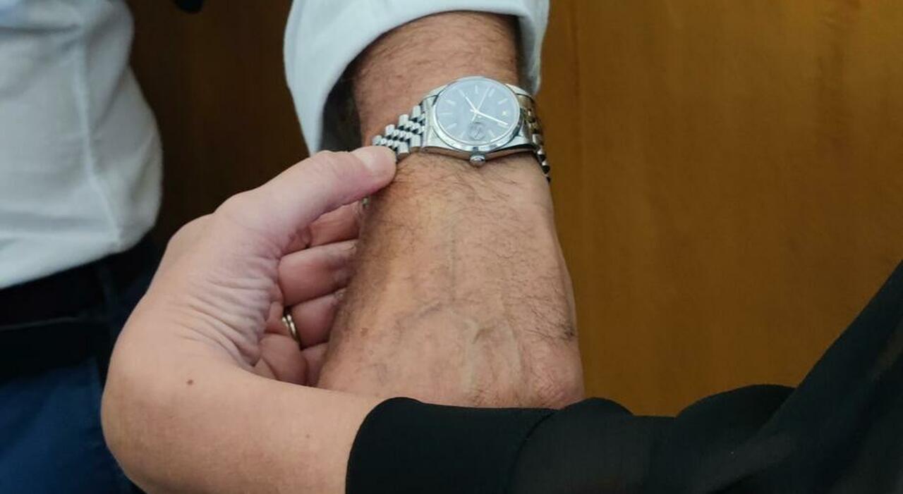 Ladra di Rolex sfila gli orologi agli anziani con la tecnica dell