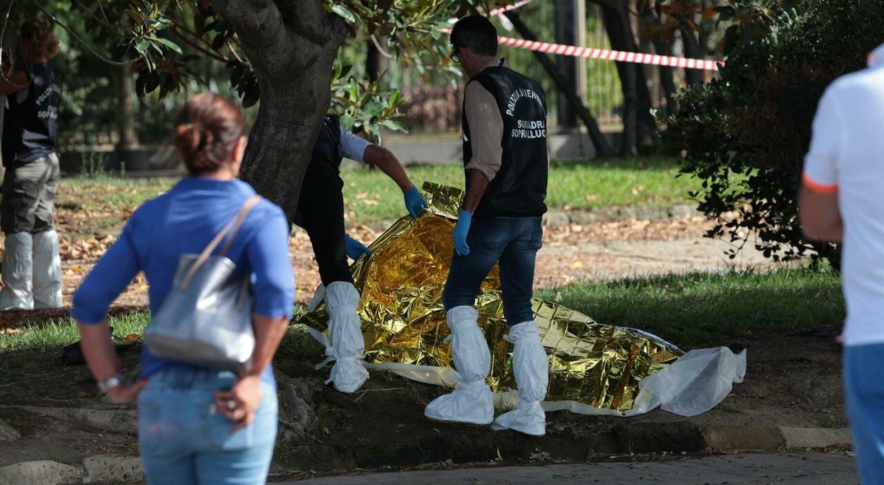 Napoli, lungomare choc: clochard sgozzato a pochi passi dai bagnanti