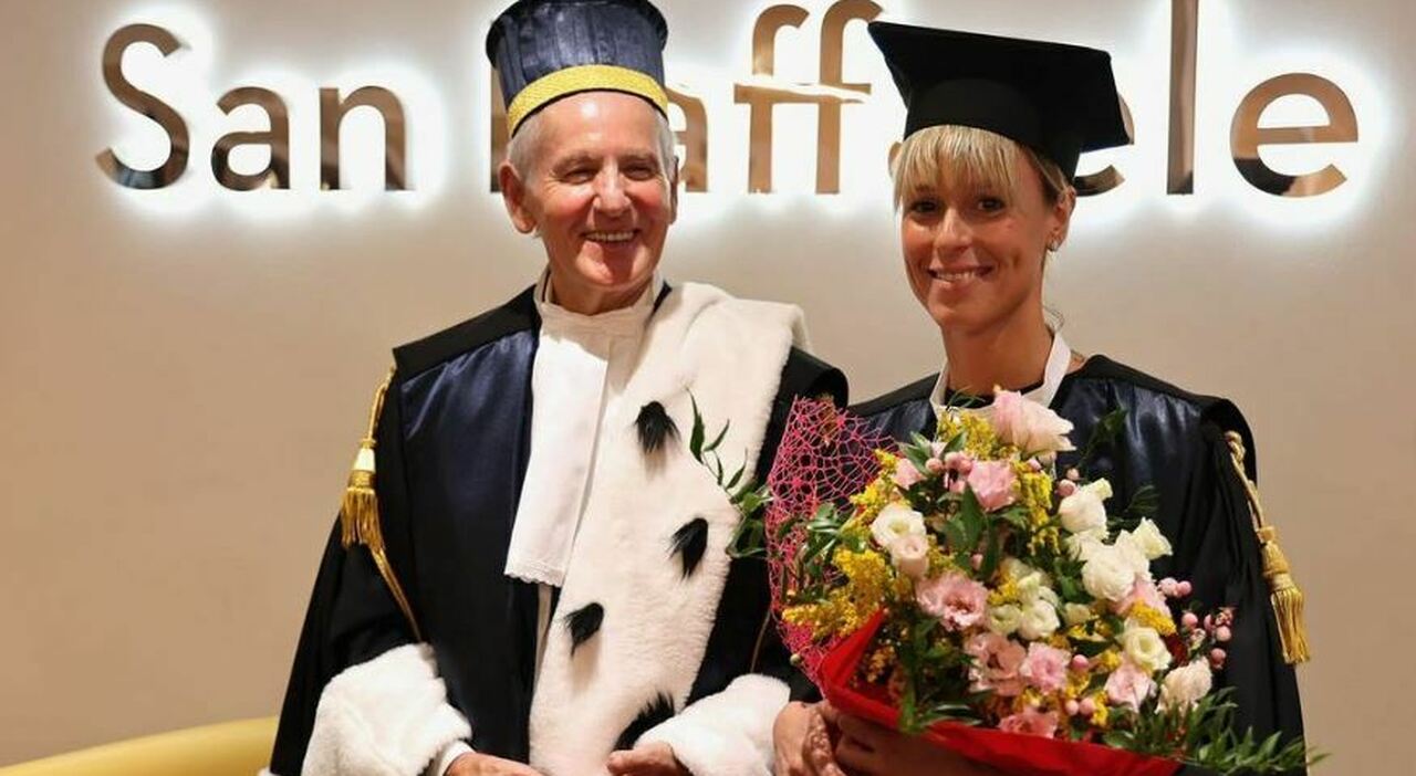 Federica Pellegrini, laurea honoris causa all'Università San Raffaele di  Roma: toga e tocco