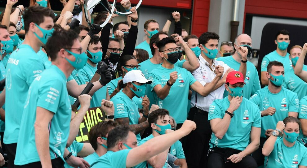 Il team Mercedes F1 festeggia il settimo titolo
