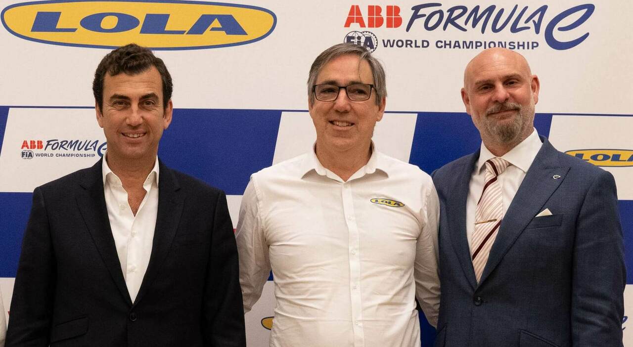 Mark Preston, direttore del Motorsport di Lola Cars, tra i due top manager della Formula E. Alberto Longo, co-fondatore e Coo, a sinistra, e Jeff Dodds, il Ceo