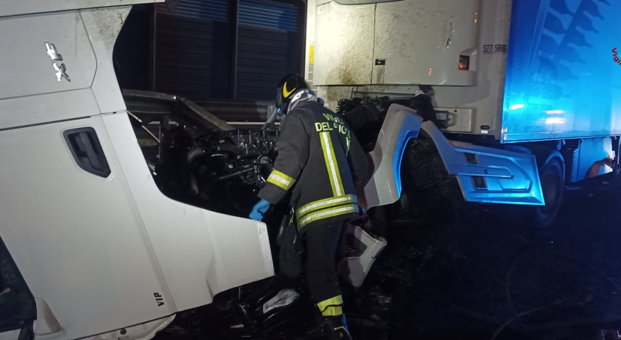 Accidente en la autopista A14 cerca del peaje de Ancona Nord: un camión derrapa y golpea la rotonda.  Poco después, un coche choca contra un camión en la cola: el conductor resulta gravemente herido