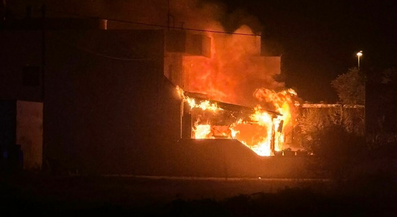 Salento, incendio distrugge ristorante: evacuati i clienti. Danni anche in un