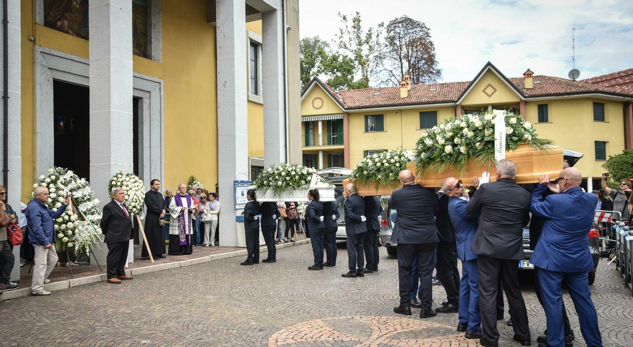 Paderno Dugnano, dolore e lacrime al funerale di papà, mamma e fratellino uccisi dal 17enne: uomo sale sull