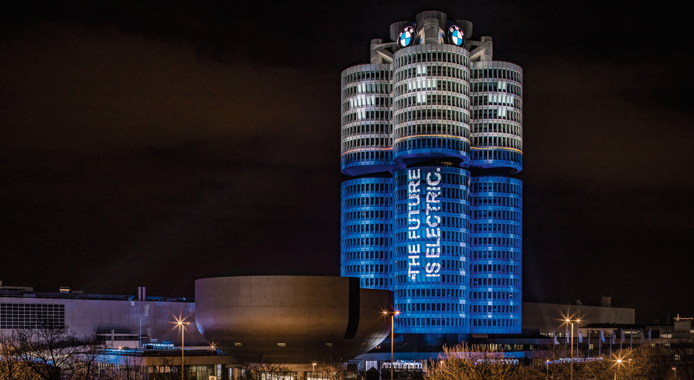 La sede del BMW Group a Monaco illuminata come una pila elettrica