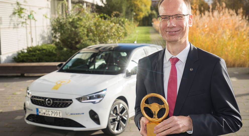 il ceo di Opel, Michael Lohscheller, ritira il Volante d'Oro di Auto Bild per la Corsa-e