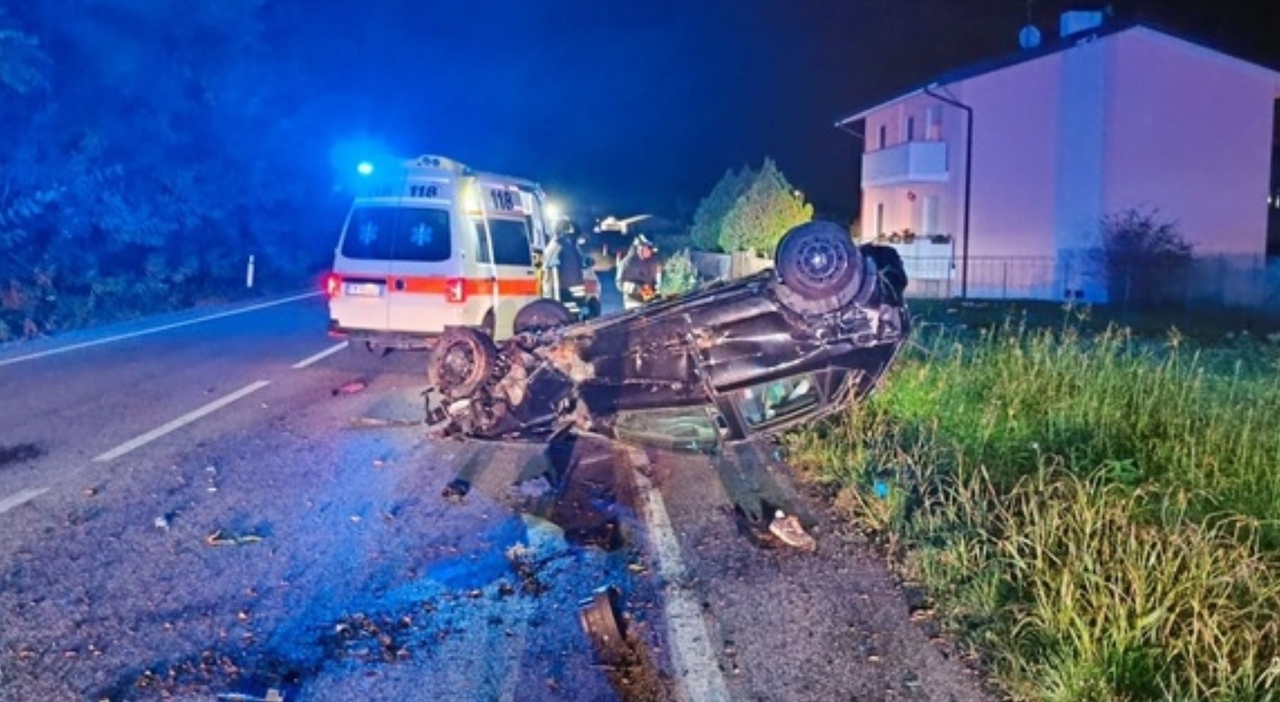 Auto della polizia si ribalta, i passanti soccorrono gli agenti e rimettono  la volante sulle quattro ruote