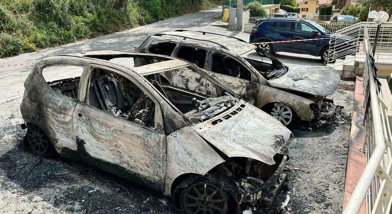 Fermo, raid di fuoco nella notte: otto auto in fiamme e paura. Caccia alla banda in fuga