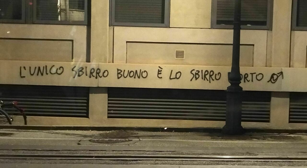 Vandali in azione davanti alla Questura: "L