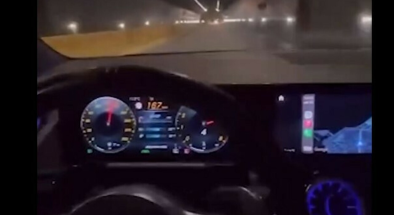 Napoli, auto corre in Galleria Vittoria a 200 km/h: il video sui social