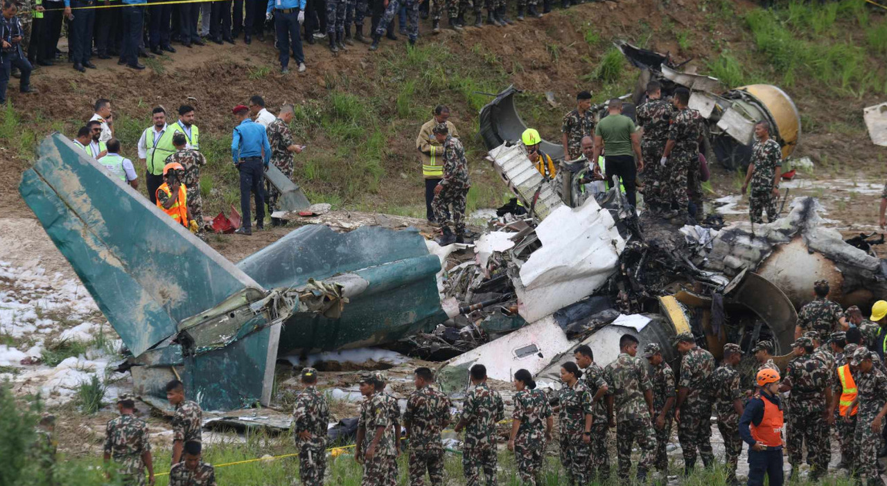 Nepal, aereo prende fuoco e precipita dopo il decollo. La polizia: «Almeno 18 morti, salvo il pilota»