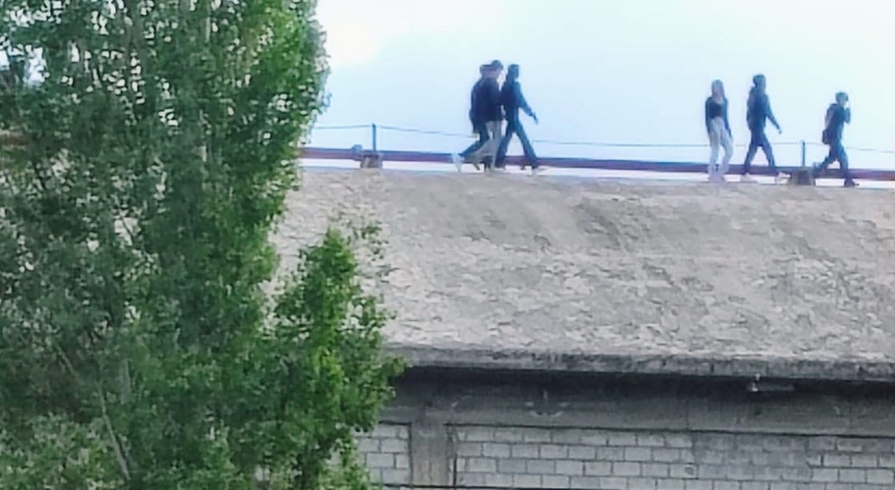 Gruppo di ragazzini camminano sul tetto dell