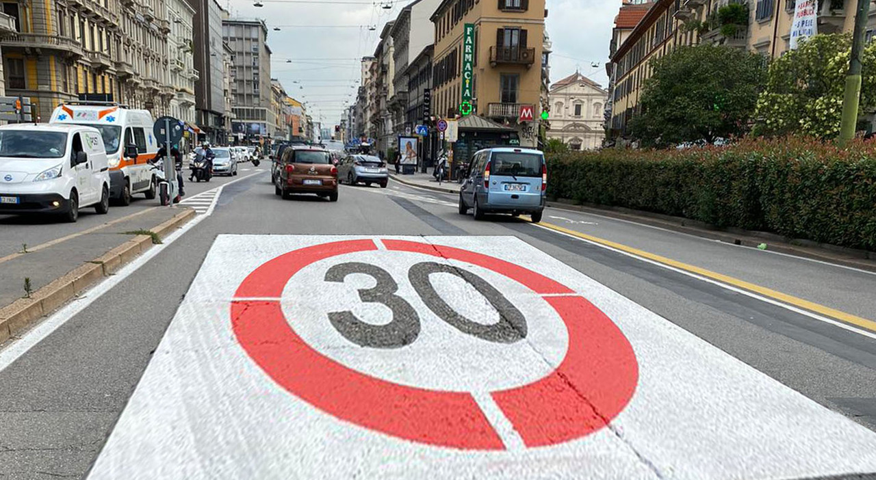 A Milano dal 2024 auto viaggeranno a 30 km/h in città