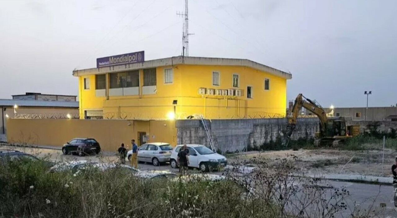 Rapina Da Film Alla Sede Del Portavalori | Spari Ai Vigilantes E Muro ...