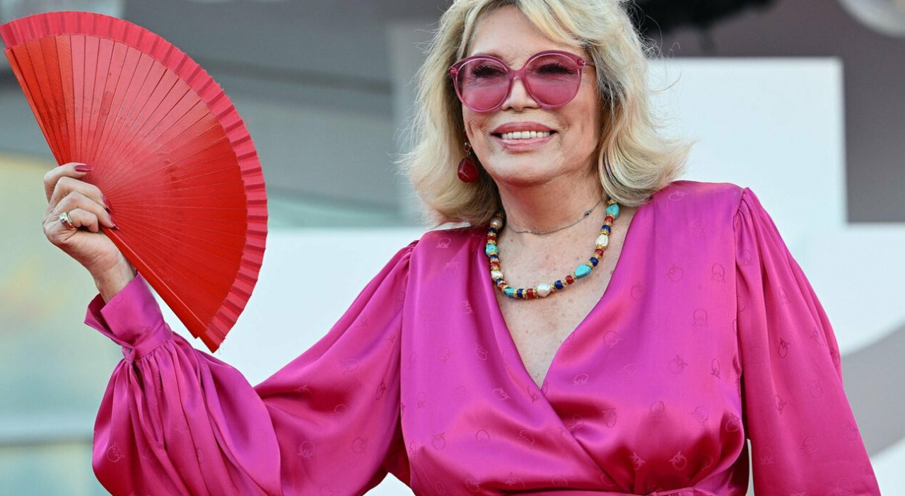 Amanda Lear chi è? Età, amanti, malattia, identità sessuale, la morte del  marito e il patrimonio: ospite oggi a Verissimo