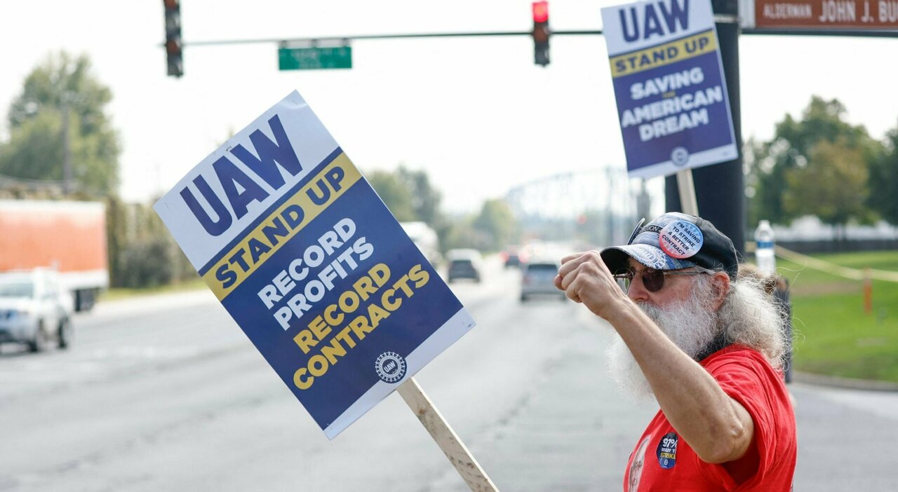 Uno scioperante del settore auto del sindacato UAW