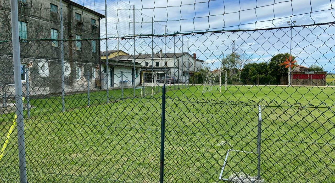 Niente campo da calcio per le donne, il "divieto" del parroco: «La comunità non è preparata»