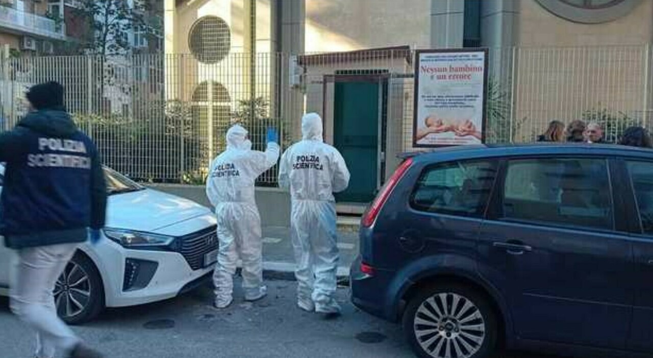 Neonato trovato morto in una chiesa a Bari, il corpo lasciato in una culla termica: il giallo dell