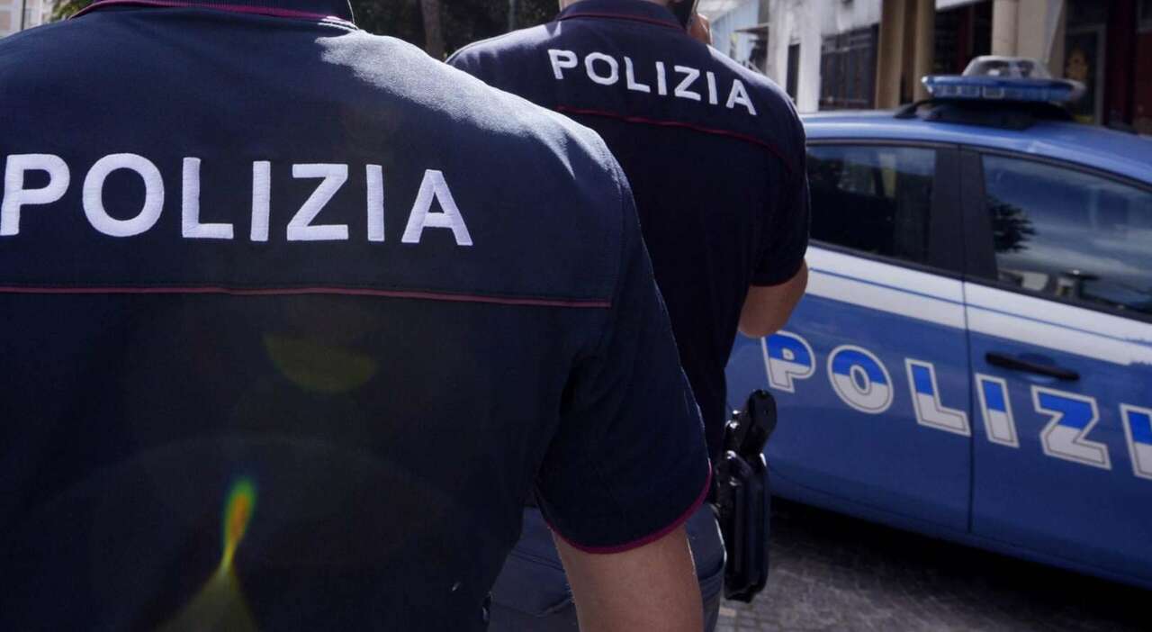 Pesaro, si scaglia contro due poliziotti, lo fermano con il taser. Aveva lanciato un posacenere in testa a un agente prendendo a morsi il collega