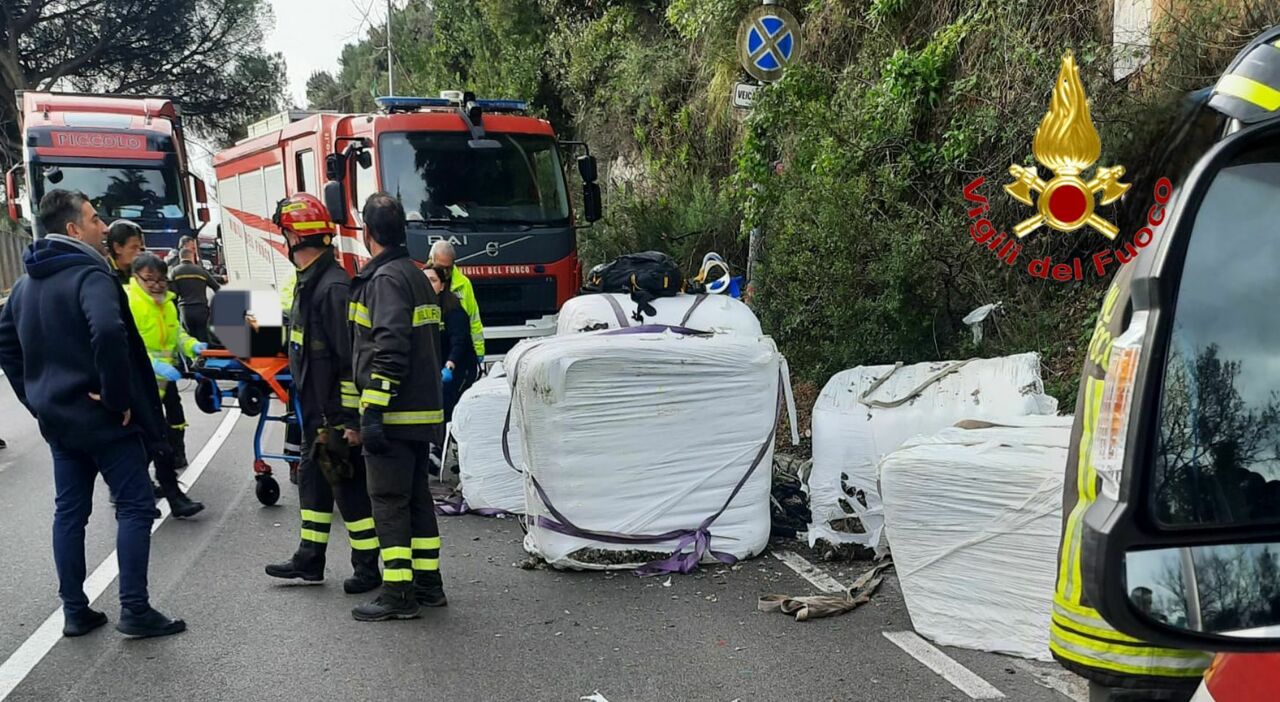 Salerno, il carico del tir si sgancia e colpisce un gruppo di ciclisti: morto schiacciato un 49enne