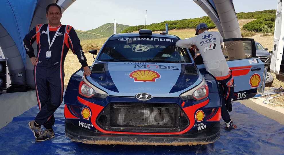 Mattia Eccheli con la Hyundai i20 WRC poco prima della prova