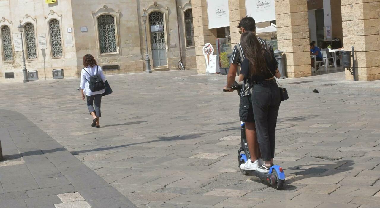 Contromano, in due e sui marciapiedi: arriva la stretta sui monopattini. E fioccano le multe