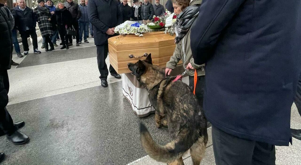 Leone, il cane ?orfano? al funerale di Luciano Basso: annusa la bara, saluta il "papà", poi va via con la sua nuova famiglia