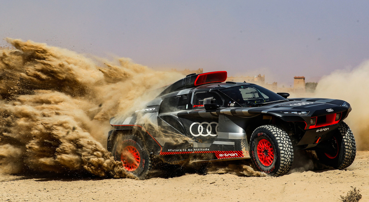 L'Audi RS Q e-tron impegnata nel Sahara