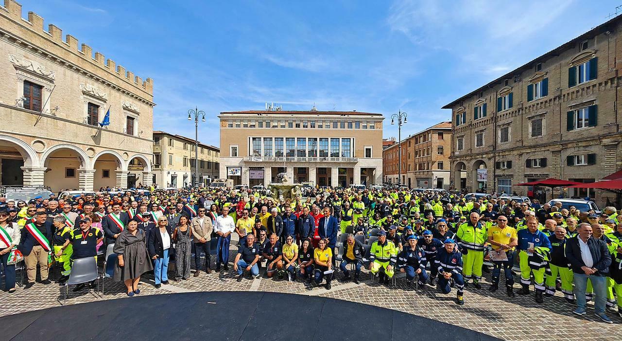 Omaggio agli angeli dell?alluvione. Protezione civile, in 800 al raduno di Pesaro. Le foto