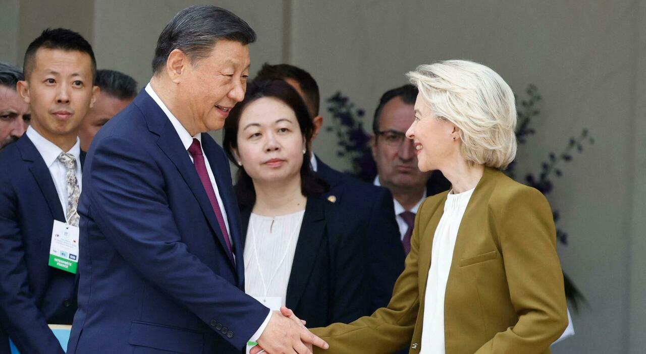 Il presidente cinese Xi Jinping stringe la mano all' European Commission President Ursula von der Leyen