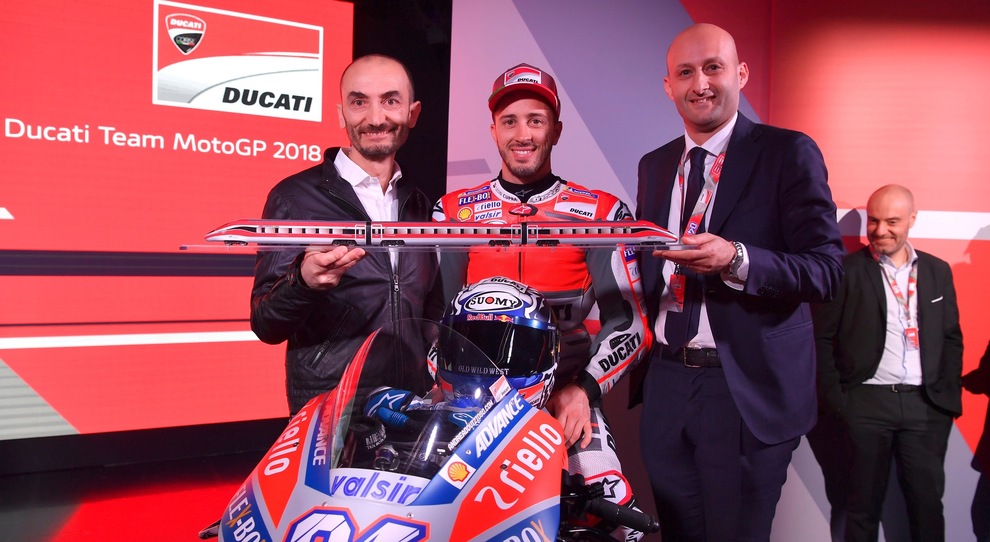 A sinistra Claudio Domenicali, ad della Ducati, il pilota Andrea Dovizioso e Gianpiero Strisciuglio, Direttore della Divisione Passeggeri Long Haul di Trenitalia