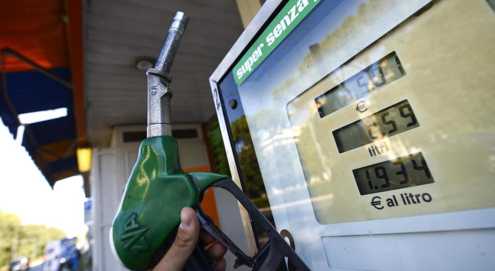 Benzina, nuovo aumento dei prezzi: sale ai massimi dal 2015