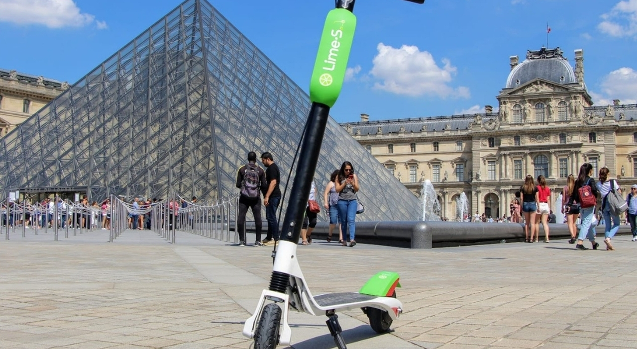 Un monopattino davanti al Louvre di Parigi