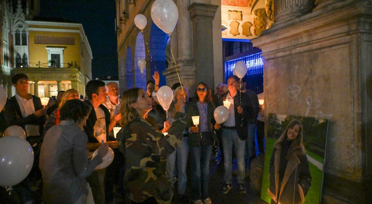 Chiara Jaconis, in 300 alla fiaccolata per le strade di Padova. La sorella: «L