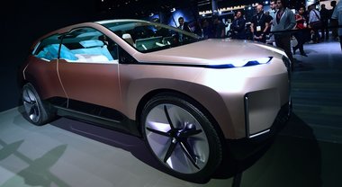 BMW si prende la scena del LA Auto Show con inedito concept Inext. Un Suv EV a guida autonoma elegante e spazioso