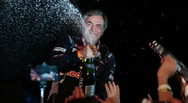 Papà Sainz domina la Dakar. Lo spagnolo con la Peugeot ha preceduto due Toyota e il compagno Peterhansel