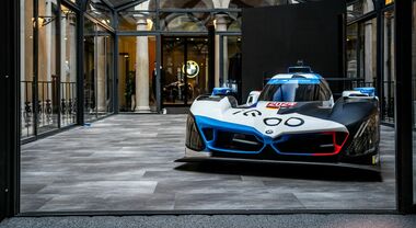 Bmw, la Hypercar per Le Mans 2024 in vetrina a Milano. A via Monte Napoleone 12 la M Hybrid V8