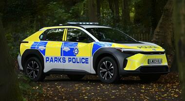 Toyota bZ4x, Polizia a impatto zero nei parchi di Londra. Auto attrezzata e blindata in servizio a Kensington e Chelsea