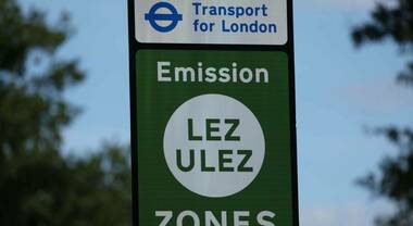 Londra, al via estensione tassa sui veicoli più inquinanti: 14,80 euro al giorno le auto. Per camion e pullman 116 euro